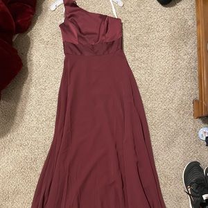 David’s bridal size:6. Barely worn. Wine color.